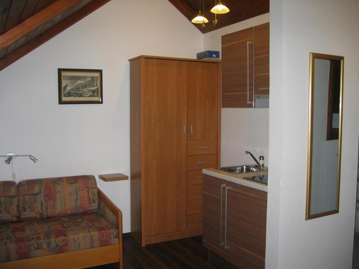 Apartments Larsen Omiš Esterno foto
