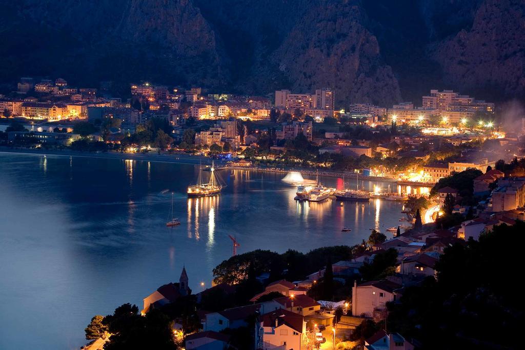 Apartments Larsen Omiš Esterno foto