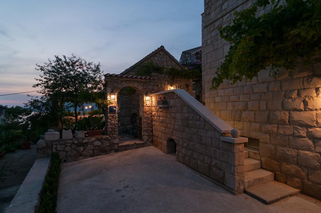 Apartments Larsen Omiš Esterno foto