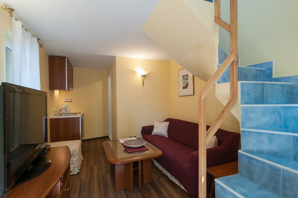 Apartments Larsen Omiš Esterno foto