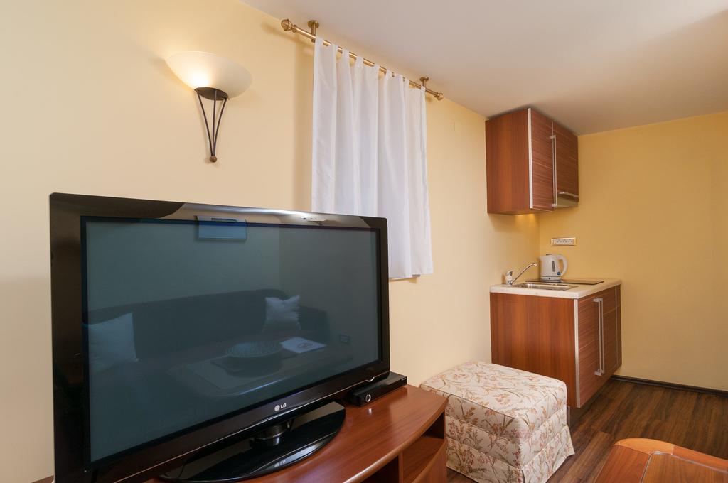 Apartments Larsen Omiš Esterno foto