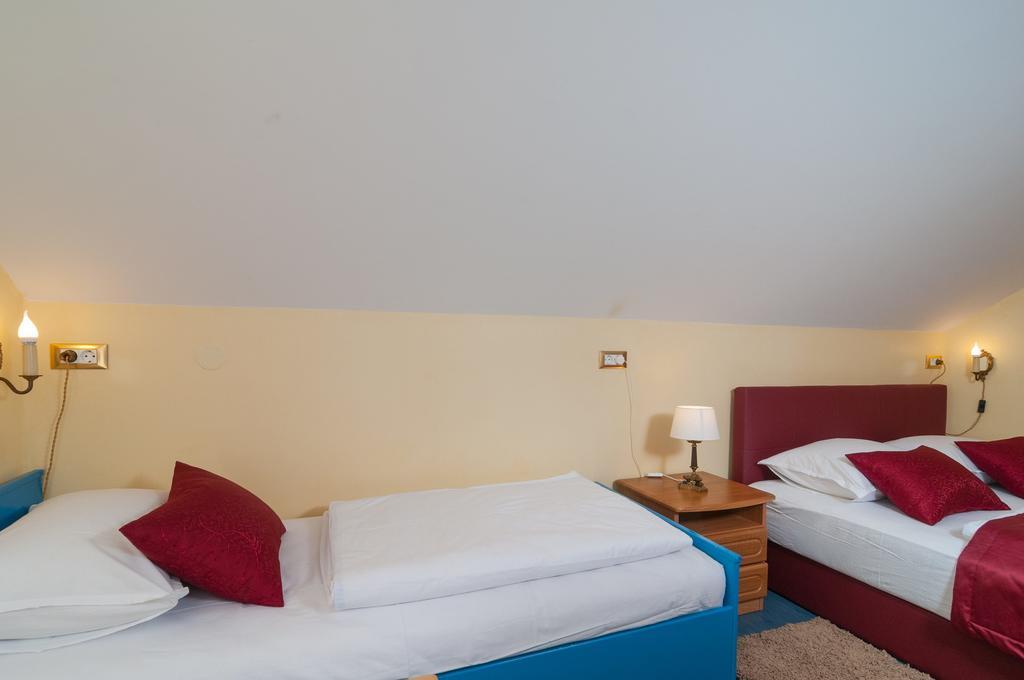 Apartments Larsen Omiš Esterno foto