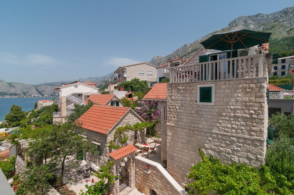 Apartments Larsen Omiš Esterno foto
