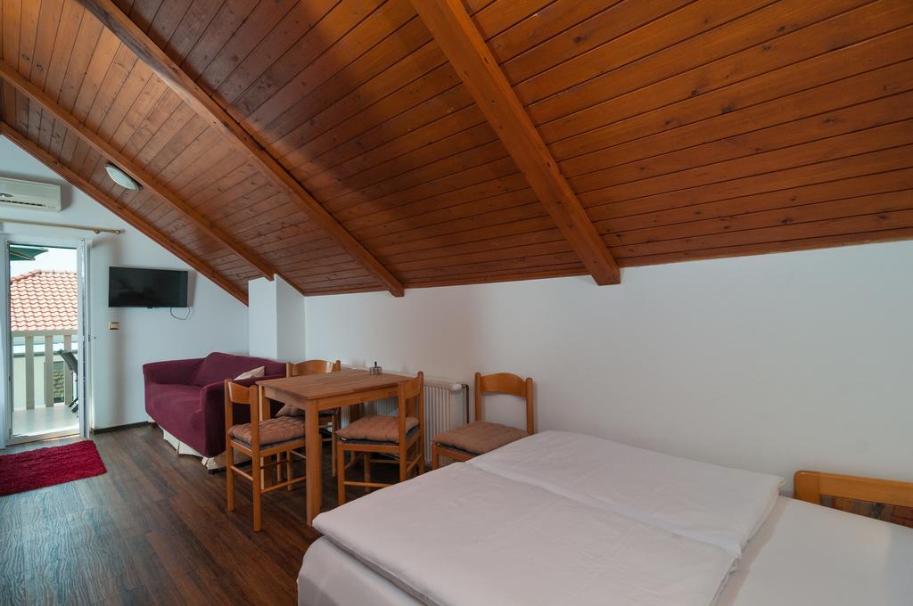 Apartments Larsen Omiš Esterno foto
