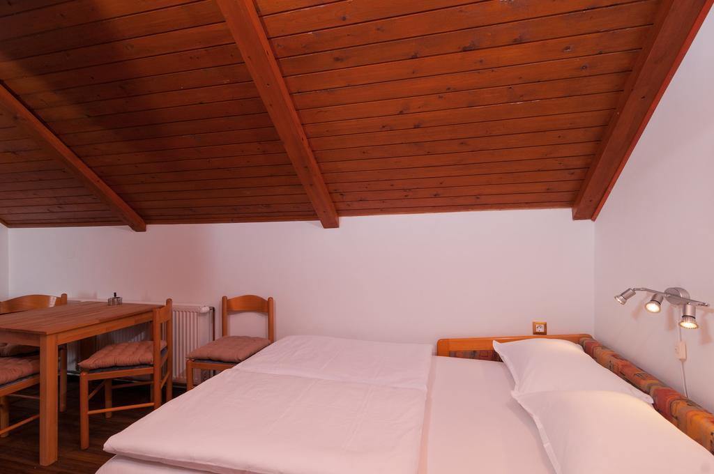 Apartments Larsen Omiš Esterno foto