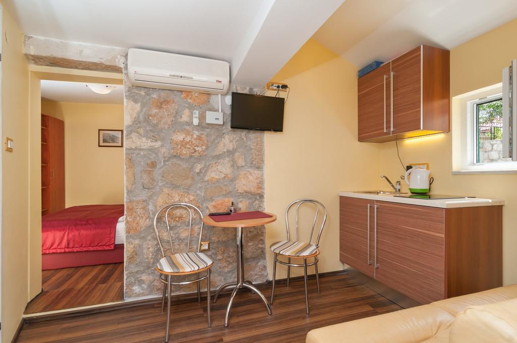 Apartments Larsen Omiš Esterno foto