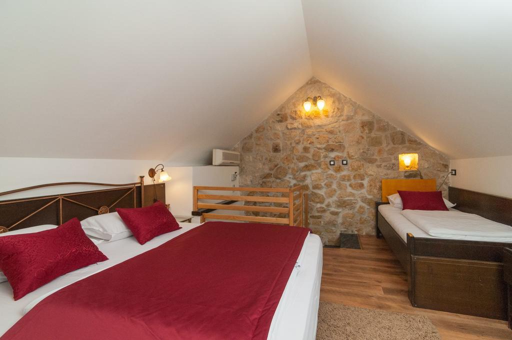 Apartments Larsen Omiš Esterno foto