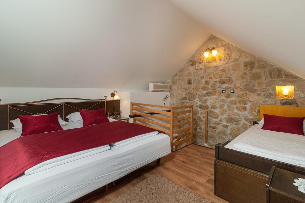 Apartments Larsen Omiš Esterno foto