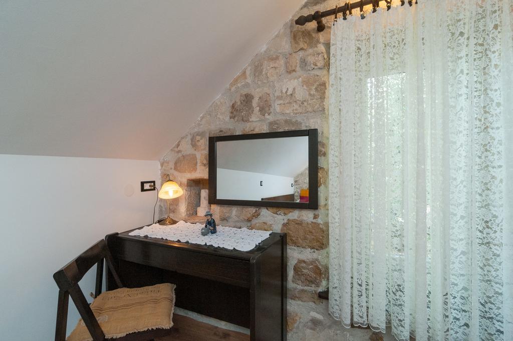 Apartments Larsen Omiš Esterno foto