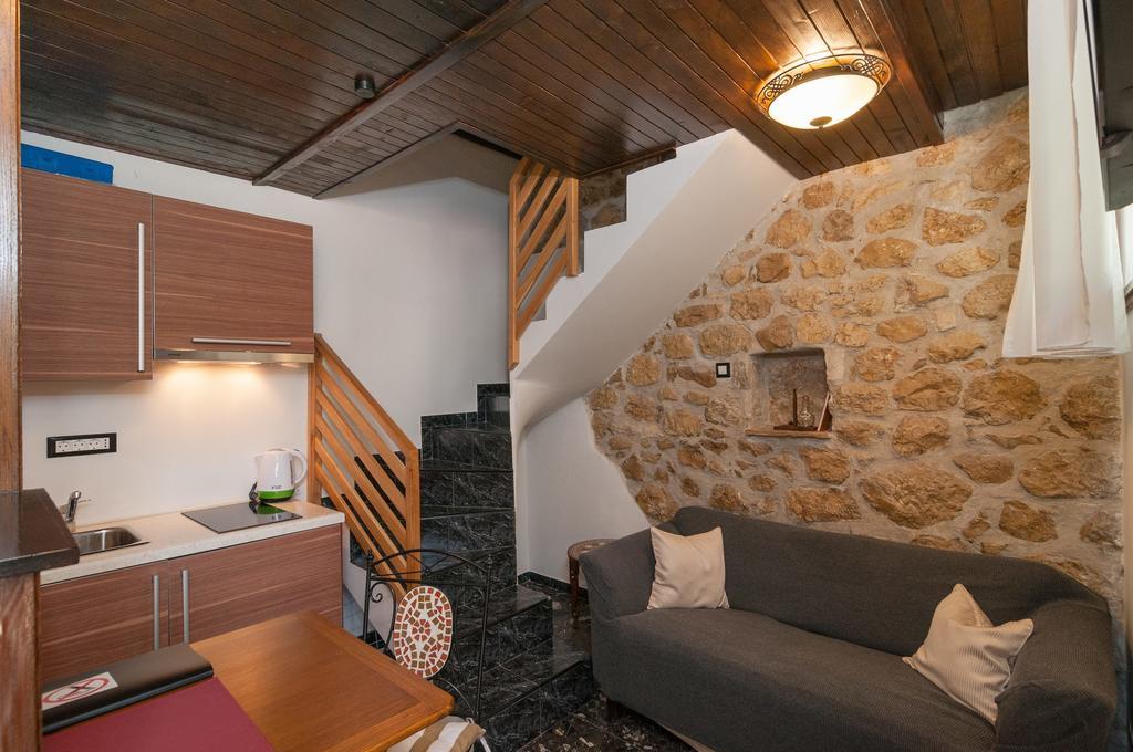 Apartments Larsen Omiš Esterno foto