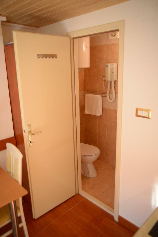 Apartments Larsen Omiš Esterno foto