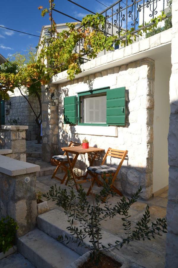 Apartments Larsen Omiš Esterno foto