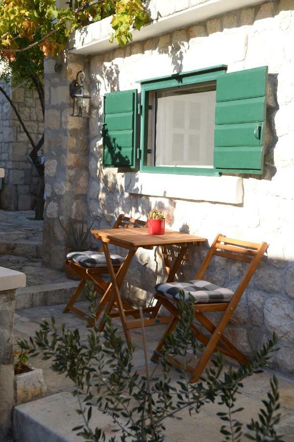 Apartments Larsen Omiš Esterno foto