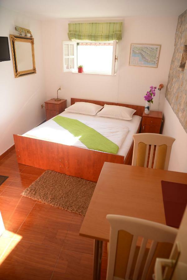 Apartments Larsen Omiš Esterno foto