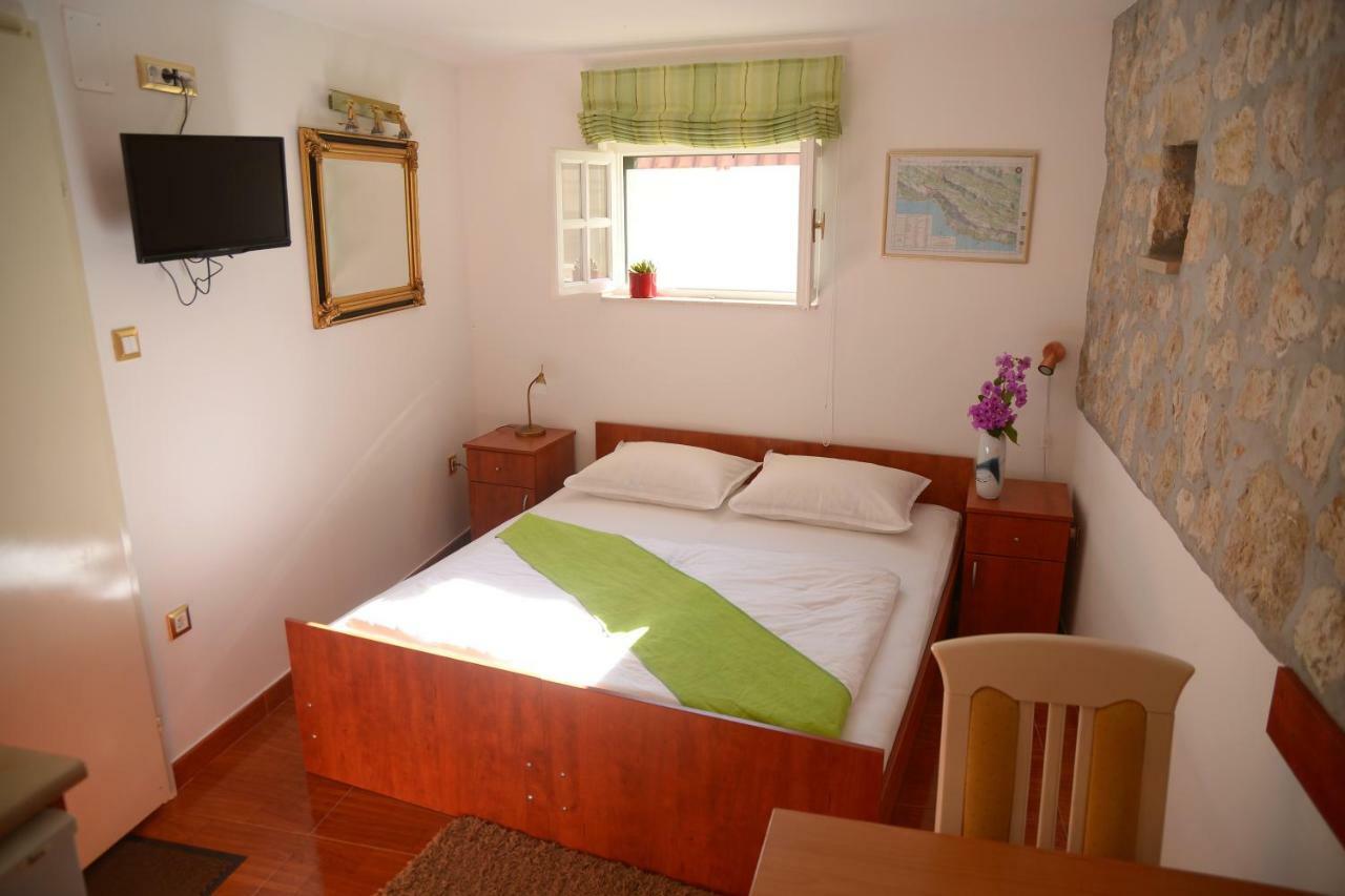 Apartments Larsen Omiš Esterno foto